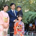 晴れ着で参拝し、記念写真に納まる家族連れ＝西宮市社家町