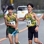 男子・市西宮の４区大枝颯太選手（右）からたすきを受け取る５区田中康生選手＝丹波篠山市内（撮影・風斗雅博）