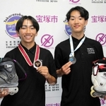 インラインスケートの世界大会に出場を果たした高島嘉誠さん（右）と黒田大晴さん。メダルは別の大会のもの＝宝塚市役所