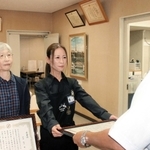 人命救助で感謝状を受ける仲田祐子さん（左）と高置優さん＝宝塚市消防本部