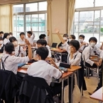 衆院選の模擬投票結果を受けて感想を述べ合う生徒ら＝浜脇中学校