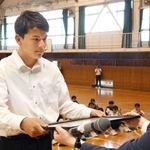 「２１世紀枠」の推薦校に決まり、表彰状を受け取る渡邊涼斗主将＝西宮市古川町