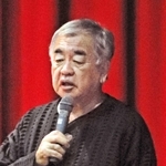 高校生に挑戦する楽しさを語る建築家の隈研吾さん＝伊丹市行基町４