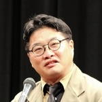 西宮南高校創立50周年式典で講演する松尾諭さん＝西宮市民会館