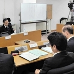 尼崎市議会の百条委員会の証人尋問に答える光本圭佑議員（右上）＝尼崎市東七松町１（代表撮影）