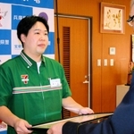 詐欺被害を未然に防ぎ感謝状を贈られた木嶋冬弥さん（左）＝宝塚署