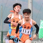 男子・甲武の４区原田航汰選手（右）にたすきを託す３区末永翼選手＝豊岡市日高町（撮影・大田将之）