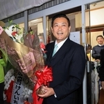 当選確実となり、支援者から花束を受け取る別府建一氏（中央）＝尼崎市七松町１（撮影・吉田敦史）