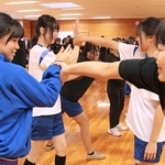 痴漢から身を守る護身術を練習する生徒ら＝市立尼崎高校