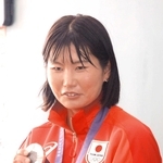 母校の児童たちに銀メダルを見せ、世界の舞台での活躍を報告する吉岡美帆選手＝西宮市東山台２