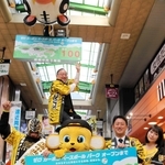 阪神タイガース２軍球場オープン１００日前を記念しカウントダウンボードを掲げる商店主ら＝尼崎市神田中通３