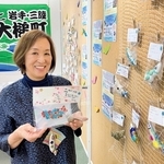 デコ鮭とともに岩手県・大槌町から訪れた「おばちゃんくらぶ」代表の川原畑洋子さん＝宝塚市売布東の町、ぷらざこむ１