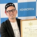 西宮市文化芸術特別賞を受けた作家の松永Ｋ三蔵さん＝市役所