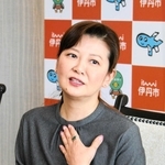 地元への思いを語る伊丹大使の南野陽子さん＝伊丹市役所