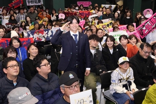 ファンらと記念撮影する中野拓夢選手（中央）＝西宮市甲子園町、阪神甲子園球場