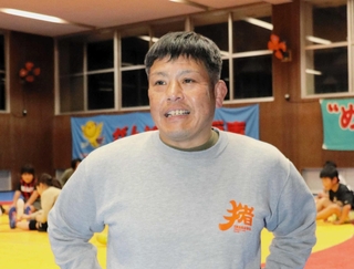 レスリングの県ジュニアオープン大会で競技委員長を務める池畑耕造さん＝猪名川町紫合新林、猪名川高