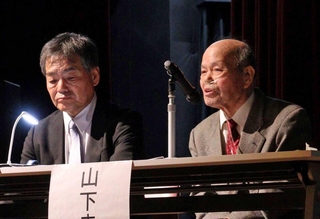 満州での過酷な体験を語る山下幸雄さん（右）と長男の文生さん＝尼崎市東難波町２