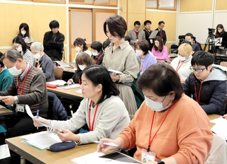 国語の授業は小嶋千花校長（中央）が担当。真剣な表情で取り組む「児童」たち＝尼崎市杭瀬北新町２、杭瀬小