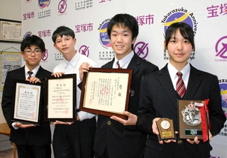 ラジオ番組部門で全国入賞した光ガ丘中放送部の（右から）栗栖日花さん、大杉陸さん、エチャー・トリスタンさん、江口航平さん＝宝塚市役所