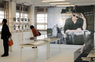 中島らもさんの直筆原稿や幼い頃の家族写真などが並ぶ展覧会＝尼崎市