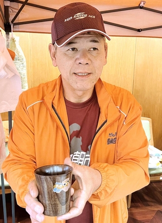 孫の翼音さんとの思い出が詰まったフクロウのマグカップを販売する喜三誠志さん＝西宮市上ケ原一番町