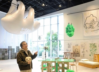 「ナマケモノと語る」をコンセプトに作品を出展した笹埜能史さん＝宝塚市立文化芸術センター