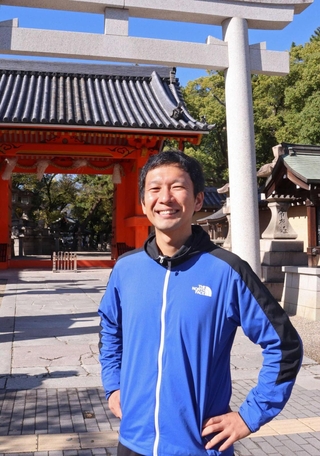２０２５年４月に西宮神社から出発して「ランナー」の絵を描くＧＰＳランナーの志水直樹さん＝西宮市社家町