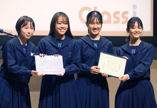 コンテスト部門で１位に輝いた長田高校２年の（左から）渡邊佑香さん、小林葵さん、梅田ちはるさん、永田玲子さん＝西宮市上ケ原一番町