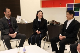 長瀬産業の社員と意見交換する池上十和子さん（中央）＝尼崎市東塚口町２