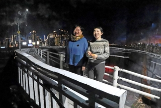 絵と立体作品を混在させて夜景を表現したズガ・コーサクさん（左）とクリ・エイトさん＝尼崎市七松町２、スペース○○