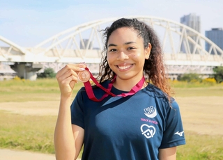 日本学生対校選手権の女子走り幅跳びで３位に入り、メダルを持つ松永理沙ジェニファーさん＝１０月、大阪市淀川区