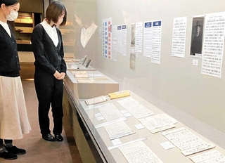 明治、大正時代など酒造りに関する貴重な資料が展示される会場＝西宮市鞍掛町