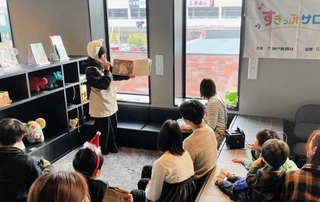 「かなしきデブ猫ちゃん」の読み聞かせを楽しむ親子たち＝西宮市建石町、ＧＲ　Ｇａｒａｇｅ西宮・ダイハツ西宮建石