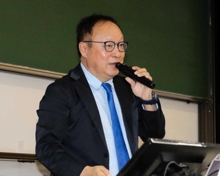 サッカーの一流選手の考え方を紹介しながら講演する二宮博さん＝神戸市西区学園西町８、兵庫県立大学神戸商科キャンパス