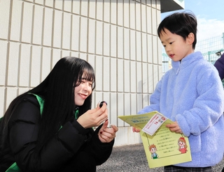 関西大学の学生からアドバイスをもらいながら、防災スタンプラリーに挑戦する子ども＝尼崎市武庫元町２