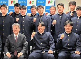 全国大会での活躍を誓う報徳学園ラグビー部員と西宮市の岩崎敏雄副市長（前列左）＝西宮市役所