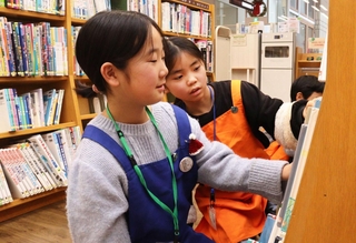 開架の絵本の整理をする子ども司書ら＝芦屋市伊勢町