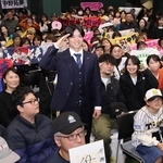 ファンらと記念撮影する中野拓夢選手（中央）＝西宮市甲子園町、阪神甲子園球場