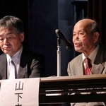 満州での過酷な体験を語る山下幸雄さん（右）と長男の文生さん＝尼崎市東難波町２