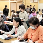 国語の授業は小嶋千花校長（中央）が担当。真剣な表情で取り組む「児童」たち＝尼崎市杭瀬北新町２、杭瀬小