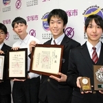 ラジオ番組部門で全国入賞した光ガ丘中放送部の（右から）栗栖日花さん、大杉陸さん、エチャー・トリスタンさん、江口航平さん＝宝塚市役所
