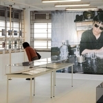 中島らもさんの直筆原稿や幼い頃の家族写真などが並ぶ展覧会＝尼崎市