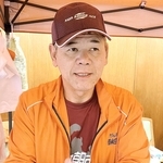 孫の翼音さんとの思い出が詰まったフクロウのマグカップを販売する喜三誠志さん＝西宮市上ケ原一番町