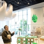 「ナマケモノと語る」をコンセプトに作品を出展した笹埜能史さん＝宝塚市立文化芸術センター