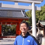 ２０２５年４月に西宮神社から出発して「ランナー」の絵を描くＧＰＳランナーの志水直樹さん＝西宮市社家町