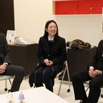 長瀬産業の社員と意見交換する池上十和子さん（中央）＝尼崎市東塚口町２