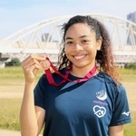 日本学生対校選手権の女子走り幅跳びで３位に入り、メダルを持つ松永理沙ジェニファーさん＝１０月、大阪市淀川区