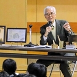 満州からの引き揚げ体験を語る黒田雅夫さん＝岩園小学校