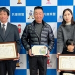 事故車両からの救助活動で表彰を受けた（左から）赤塚雅之さん、寺田彰さん、大宮沙織さん＝宝塚署