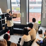 「かなしきデブ猫ちゃん」の読み聞かせを楽しむ親子たち＝西宮市建石町、ＧＲ　Ｇａｒａｇｅ西宮・ダイハツ西宮建石